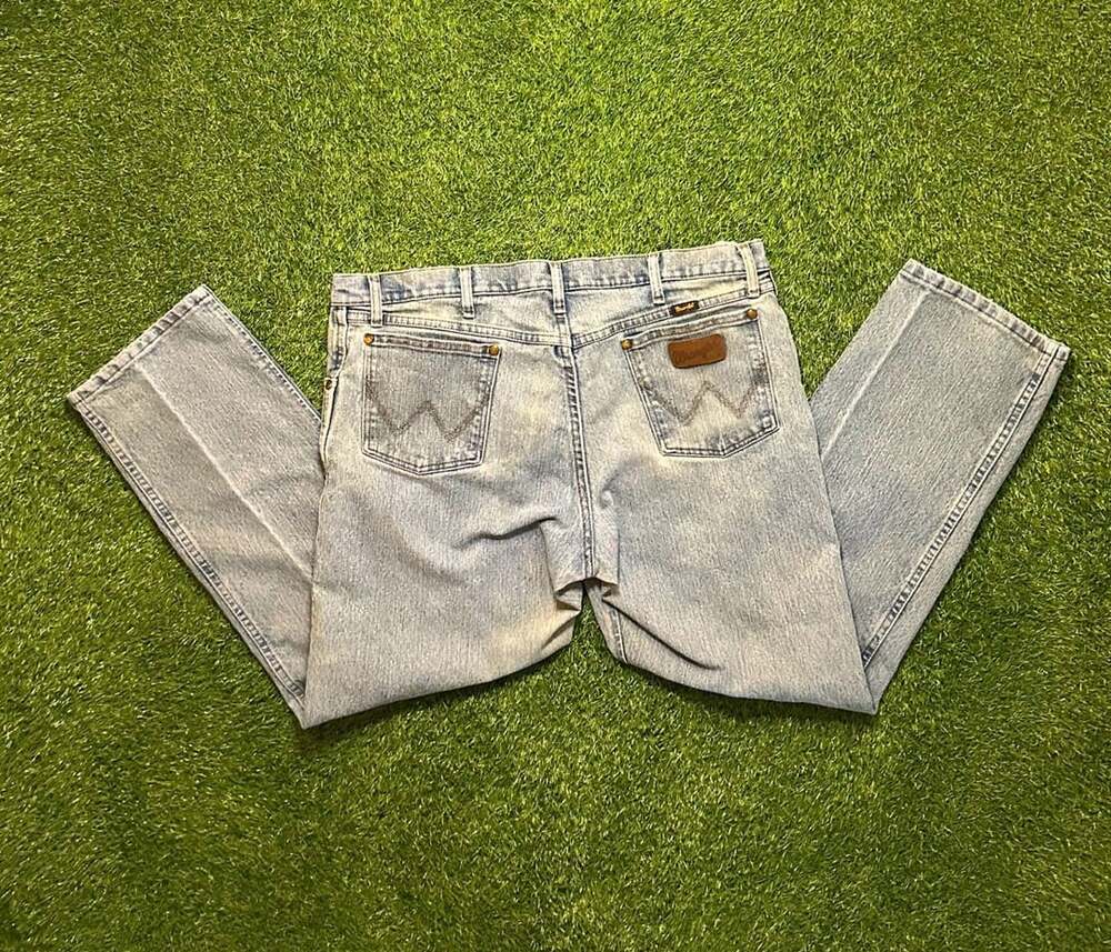 Wrangler Advanced Comfort Relaxed Fit Light Wash Denim Jeans Size 38x30